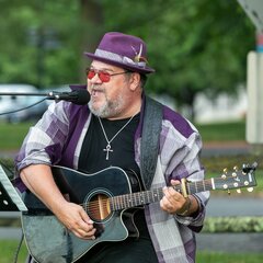 Photo of Rob McMahon play guitar